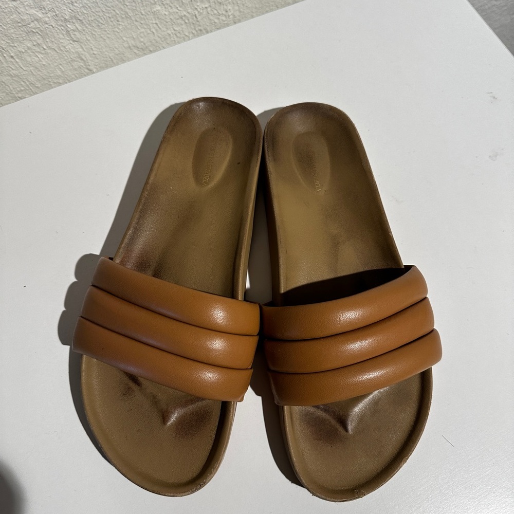BEATRICE VALENZUELA
CLASSIC SANDALIA - SAND